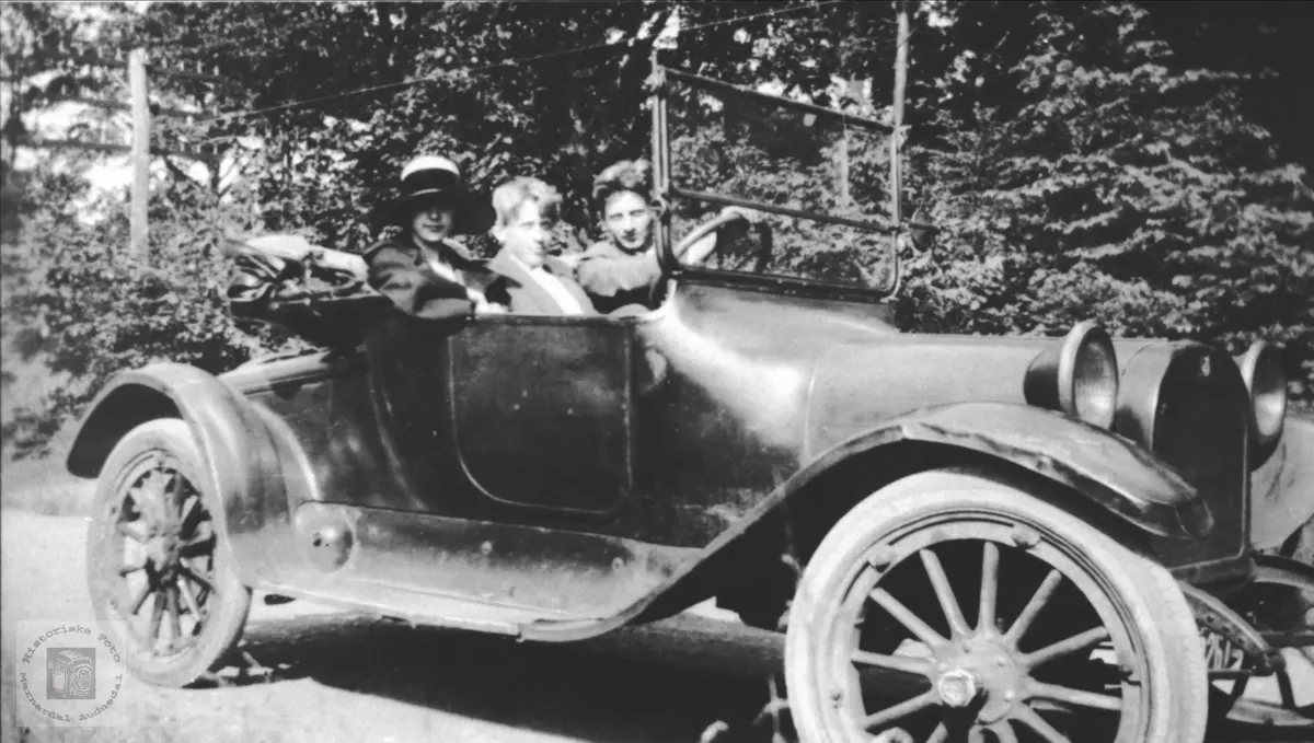 Gammel bil i USA tilhørende Carpenter Maurits Kolstad.
Dodge 1914-ca. 20. Karosseribetegnelse: Roadster, dvs. åpen to-seter.
