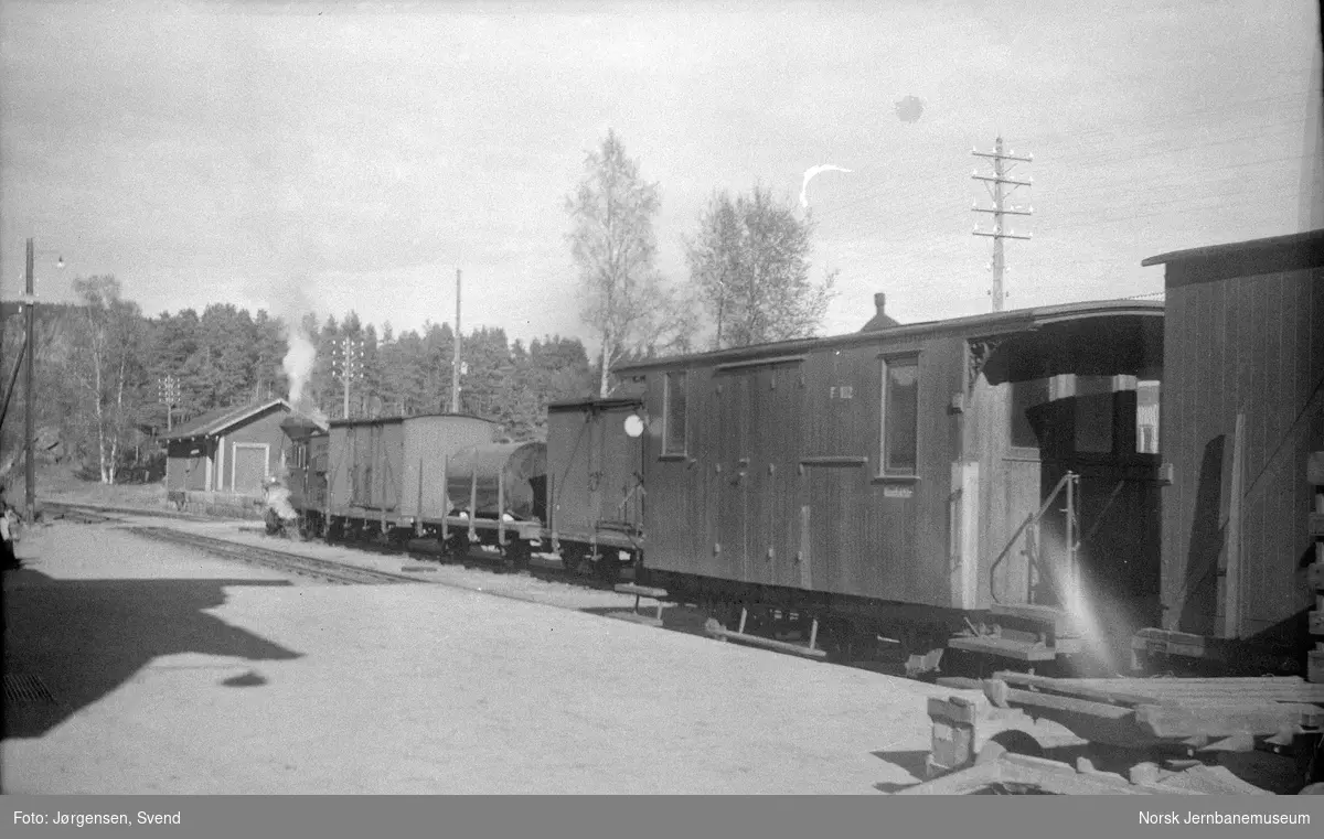 Kryssende tog på Moisund stasjon med godstog 5661 og persontog 2662, med konduktørvogn litra F nr. 102
