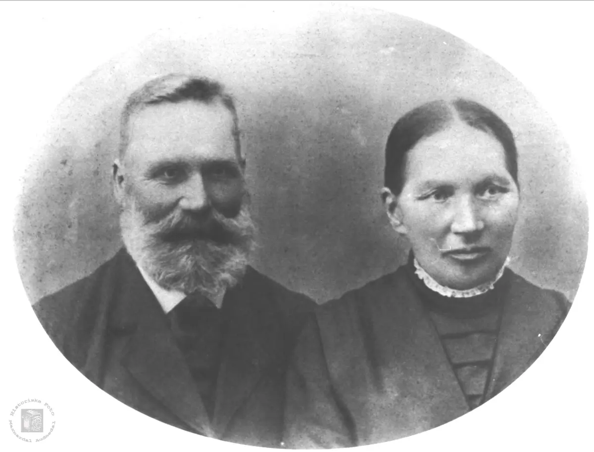 Ekteparet Aasine og Knud Birkeland, Øyslebø.