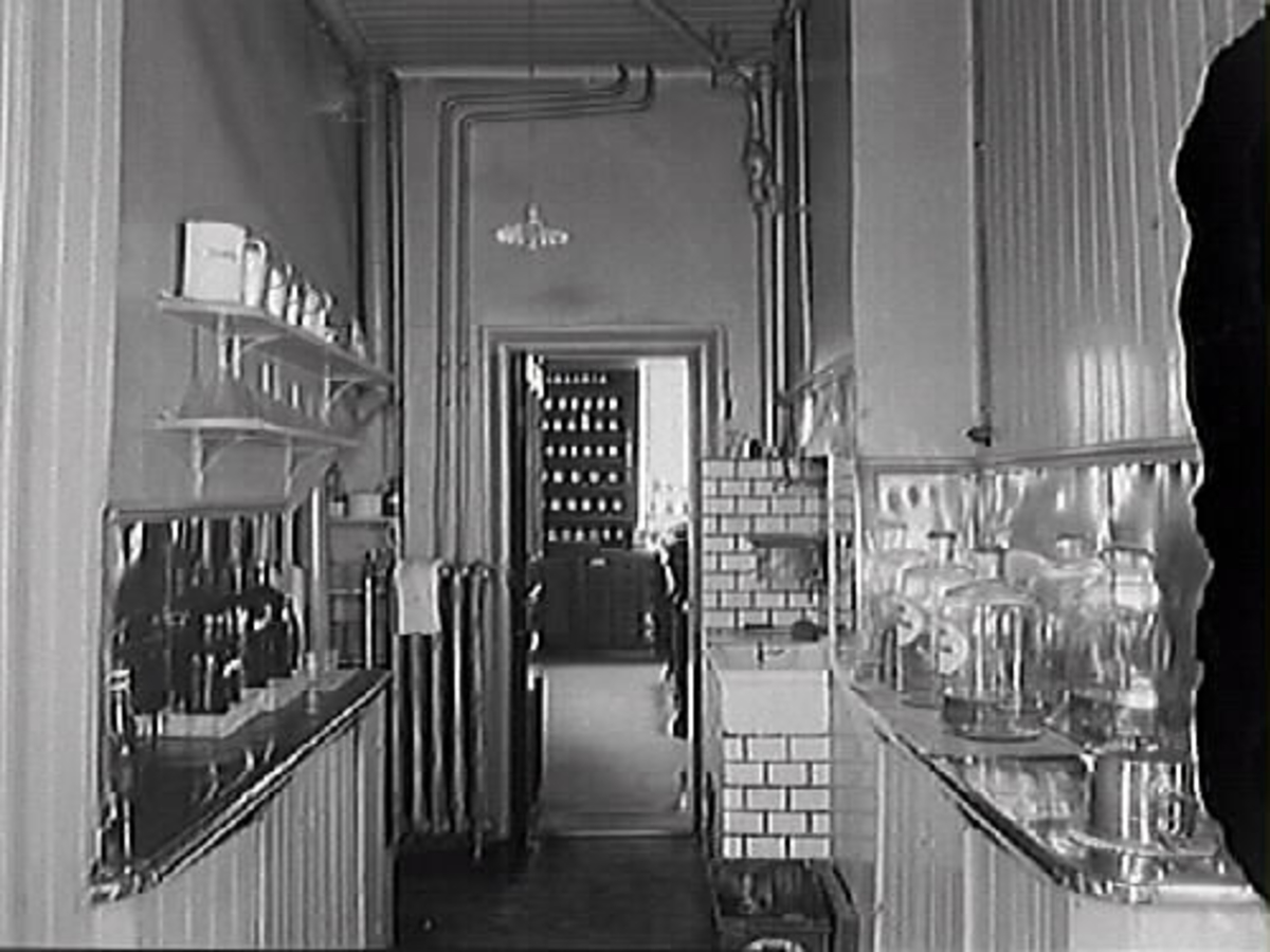 Gången bakom affären. Apoteket låg vid hörnet Torggatan-Drottninggatan, kv Apotekaren 8, Varberg. 1920-tal.
