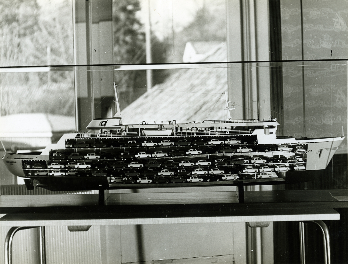 Skipsmodell av M/S 'Dyvi Anglia' (b.1964, Trosvik Verksted, Brevik).