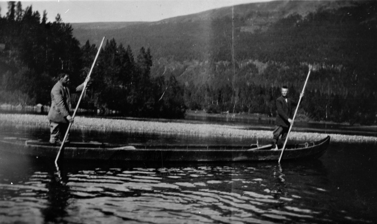 Staking med elvebåt ved Bilto, Nordreisa. Einar Gjetmundsen kan være en av de avbildede.