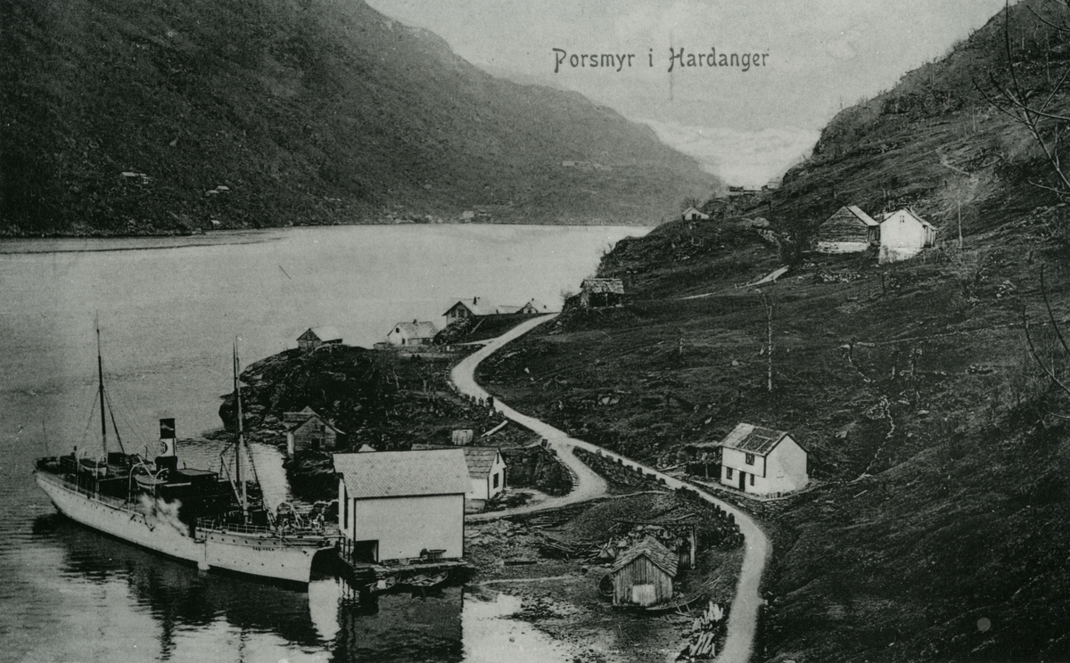 Postkort med motiv fra Porsmyr, Fyksesund i Hardanger. Med D/S Vøringen (b.1891, Laxevaag Maskin- & Jernskibsbyggeri, Laxevaag, Bergen)
