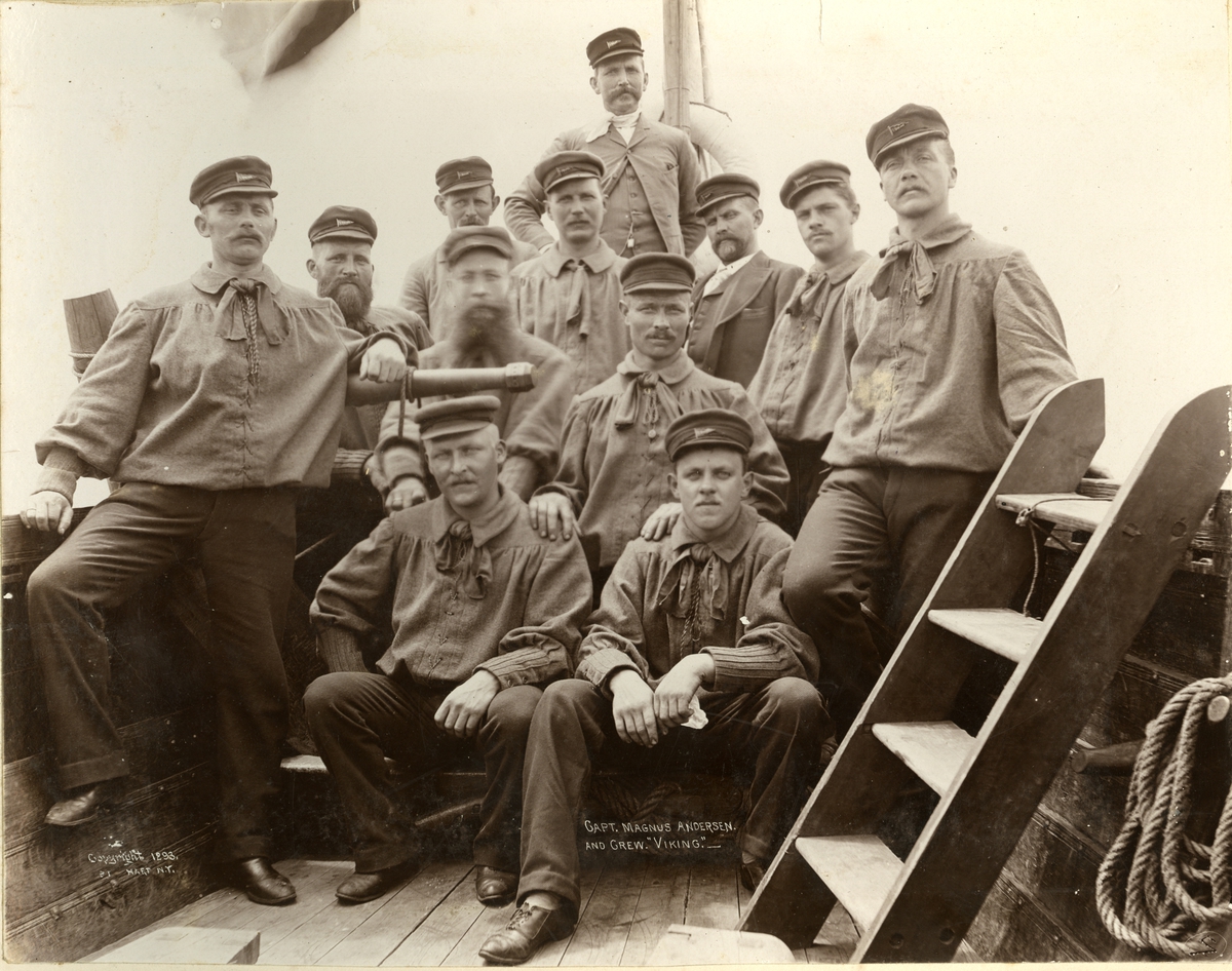 Kaptein Andersen og mannskapet ombord i "Viking" (b.1893, A/S Framnæs mekaniske verksted, Sandefjord). - I New York på vei til verdensutstillingen i Chicago 1893.