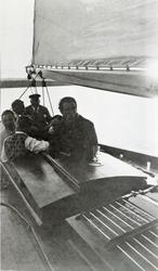 Seks personer i cockpit ombord i 12meter 'Raak' (b.1914).