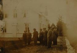 Menn foran ukjent bygning