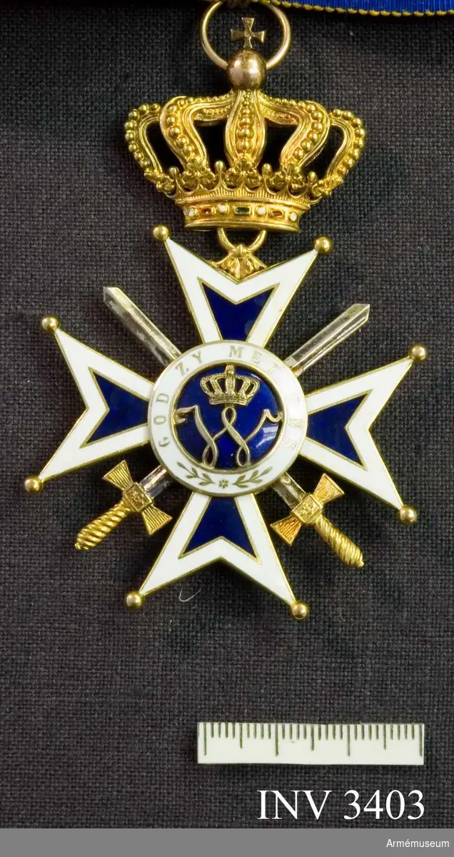 Kommendörstecknet av Nederländska Oranien-Nassau orden m svärd.
Mått: 55 mm. Gott skick. I guld och vit och blå emalj. Ordenskorset är ett Georgskors med guldpärlor på spetsarna, ytterkanter av vit emalj och det inre i blå emalj. Två korslagda svärd vilar mellan från och  åtsidan, dessa är i guld. I mitten en blåemaljerad rundel med ett W, krönt med kunglig krona, i mitten, utfört i guld.  Detta är Wilhelminas monogram. (1880-1962). Abdikerade 1948. Runt rundelen ett vitt smaljerat band med i guldskrift: GOD ZY MET ONS (Gud är med oss). Frånsidan är utformad på samma  sätt, men i mitten på blåemaljerad botten syns i guld ett  svärdsvingande lejon. Orden hänger i en kunglig krona utförd i guld med runt brämet ädla stenar. Orden hänger i ett gult band  av vattrat siden, med vit och blå kant. Bandet skall knäppas  runt halsen. På det vita fältet runt lejonet står det: JE  MAINTIENEDRAI (jag vill hålla ut).