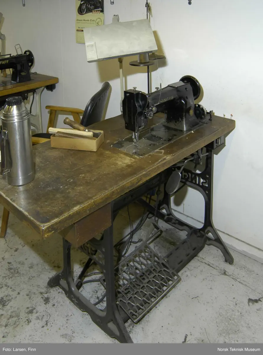 Salmakerverksted Odd Dagfinn Andersen og sønn, vogn- og bilsalmaker, Brobekkveien 64, Oslo, Singer symaskin W 149296