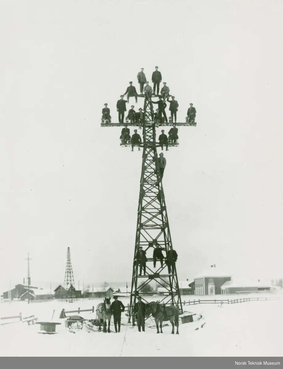 Arbeidere i kraftmast under montering under utbyggingen av Raanaasfossen i 1920-årene
