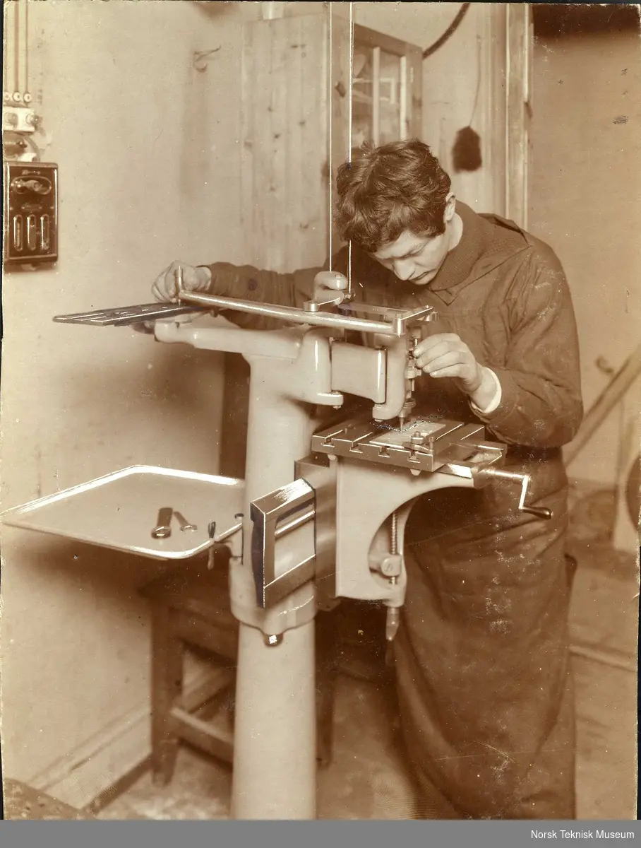 Produksjon ved klisjé-anstalten Wilh. Scheel & Co,  Akersgaten 7, omkring 1910, mann ved maskin