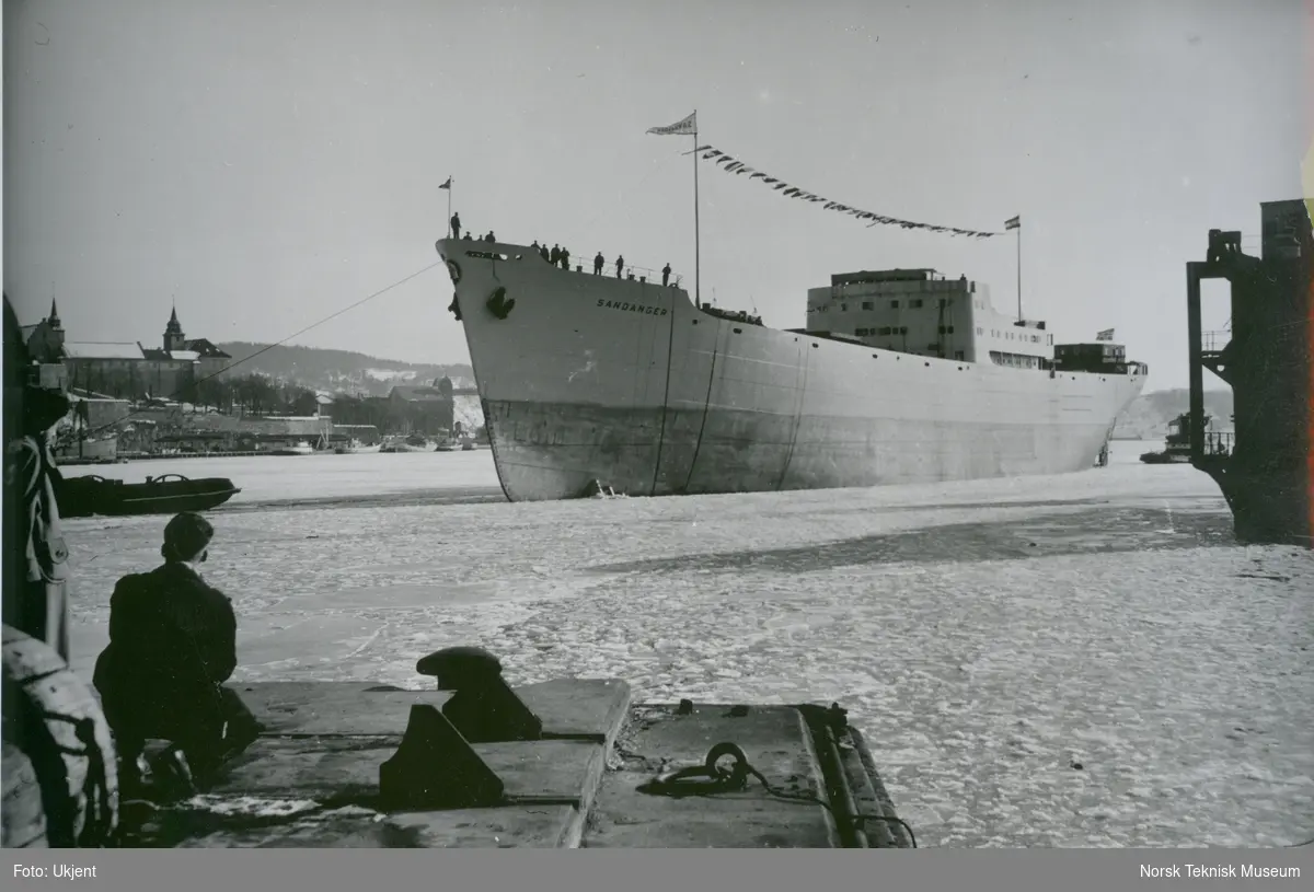 Cargolineren M/S Sandanger, B/N 489 blir buksert av slepebåter ved Akers Mek. Verksted like etter stabelavløpning 3. mars 1951. Skipet ble levert i 1951 til Westfal-Larsen & Co.