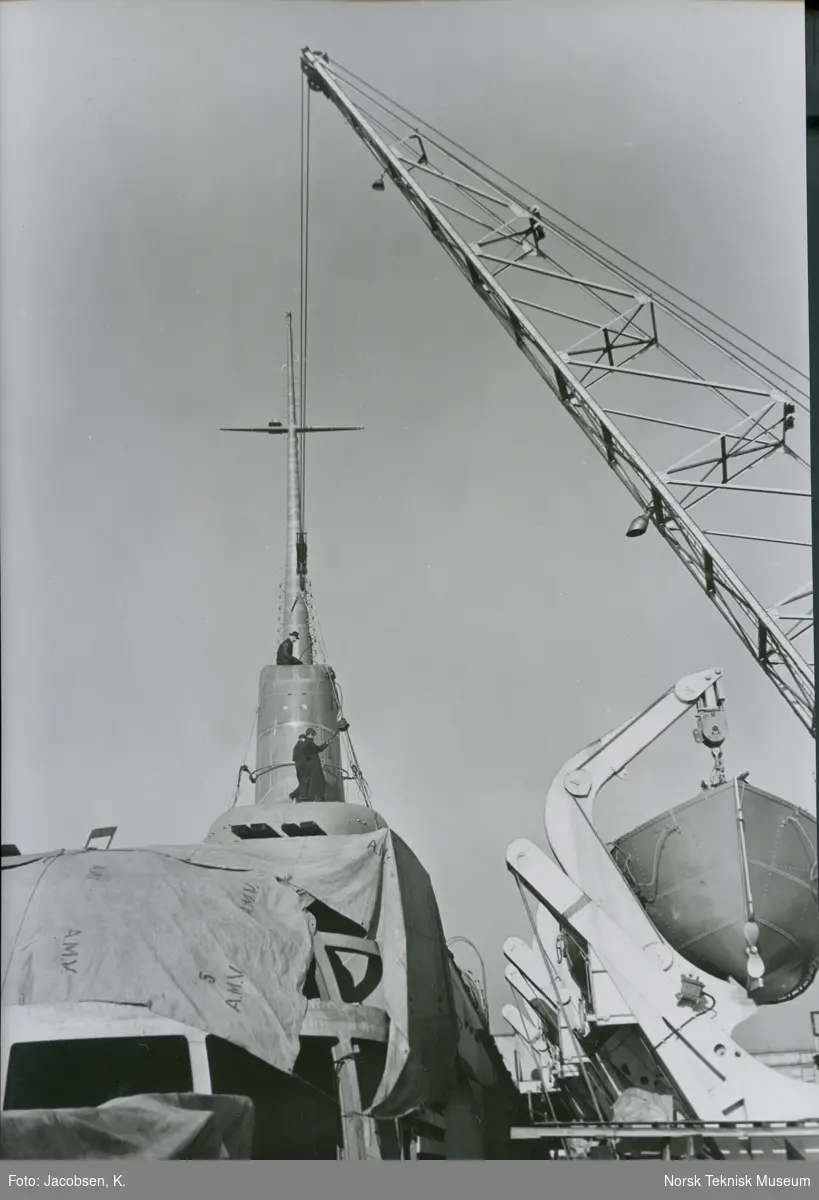 Skorsteinen blir montert på passasjer- og lasteskipet M/S Blenheim, B/N 490 på Akers Mek. Verksted. Skipet ble levert i 1951 til Fred. Olsen & Co.