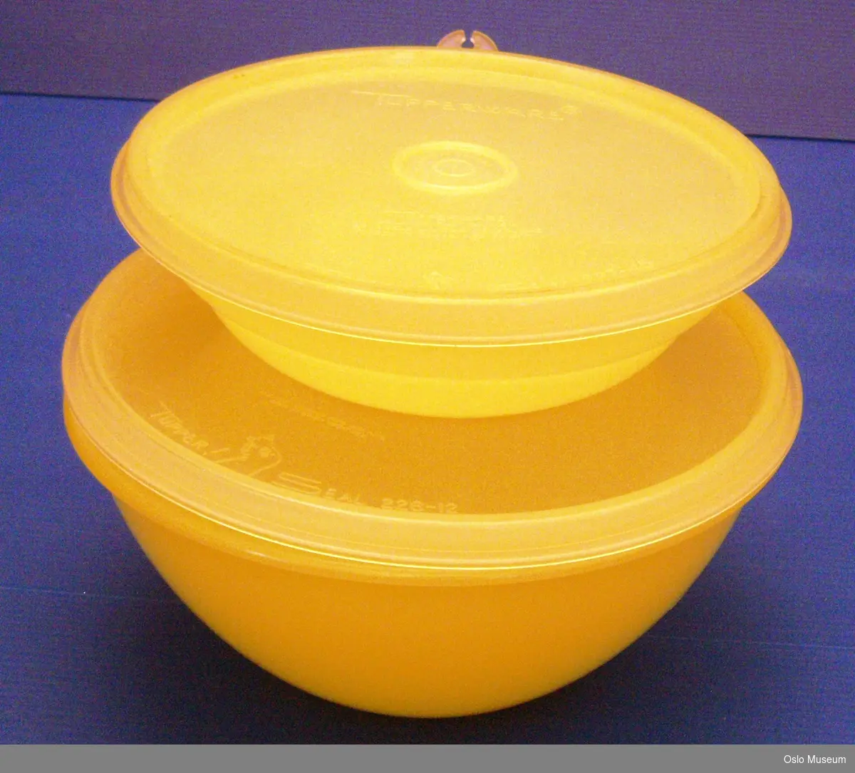 Lys gul, sirkelrund plastboks med lokk, 2 stk.
