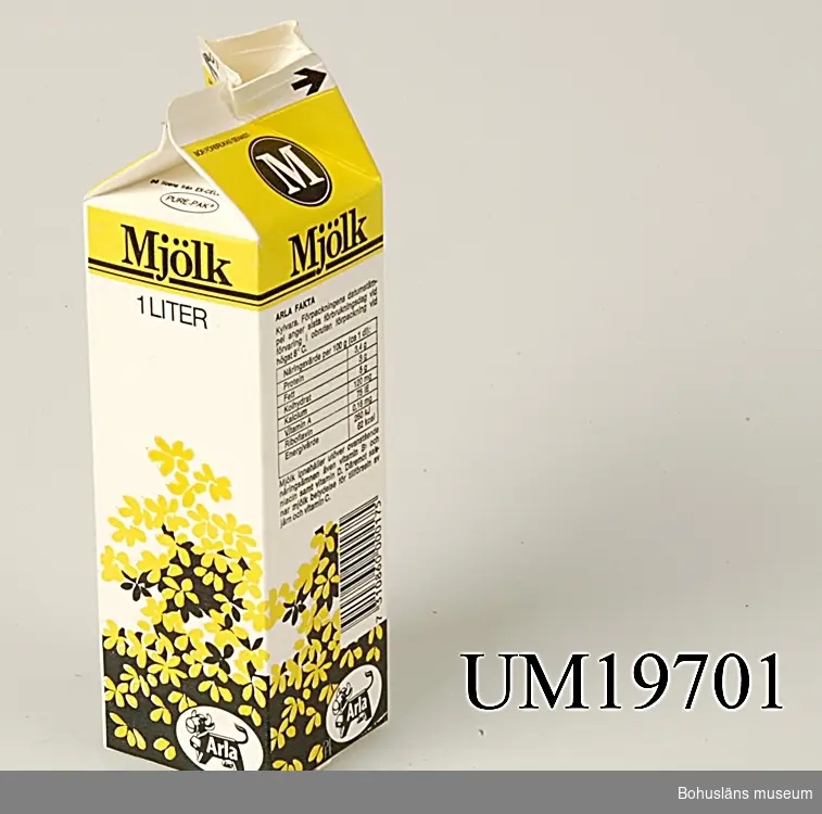 Förpackning för 1 liter standardmjölk från "ARLA".
På förpackningen recept på kesokaka.