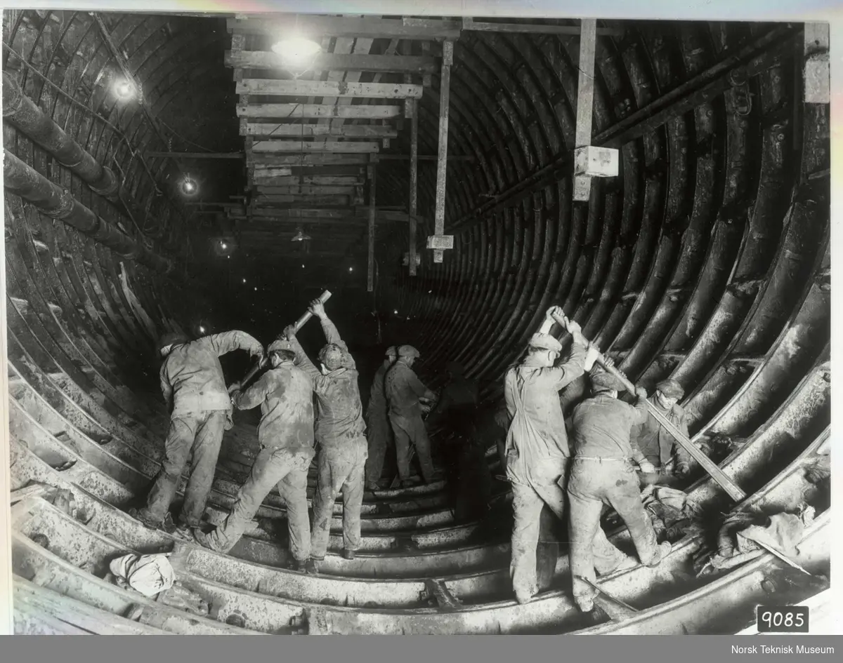Anleggsarbeidere inne i Hudson River tunnellen under arbeid, 1927