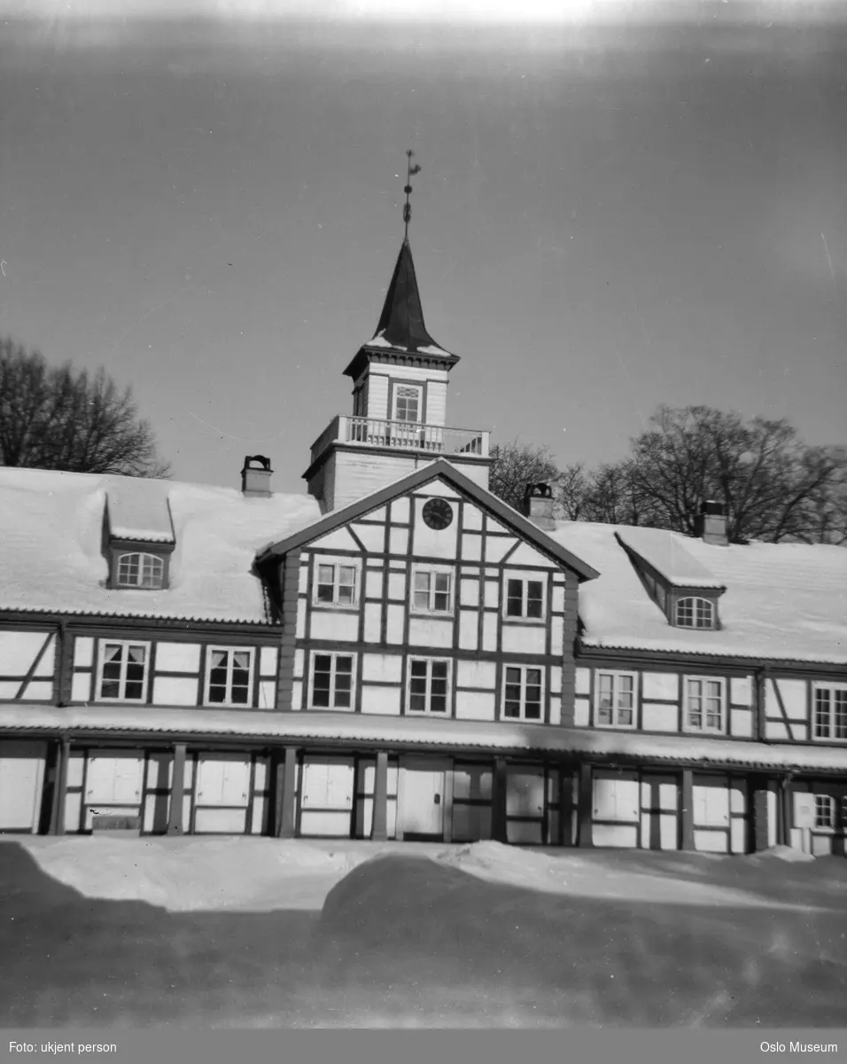 Frogner Hovedgård, Oslo Bymuseum, gårdsinteriør, svalgang, bindingsverk, snø
