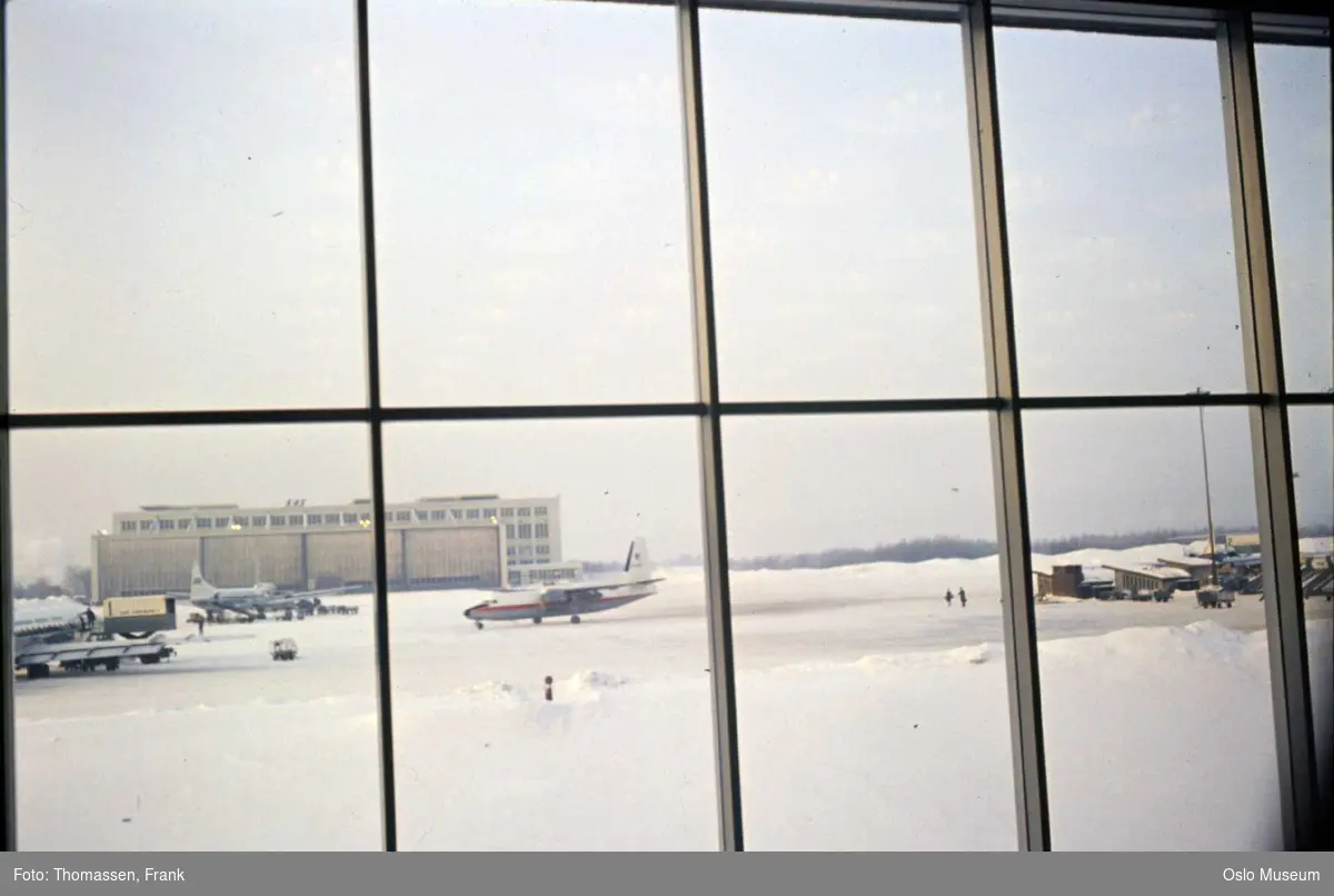 Oslo lufthavn Fornebu, utsikt gjennom vindu til oppstillingsplass, fly, snø, hangar