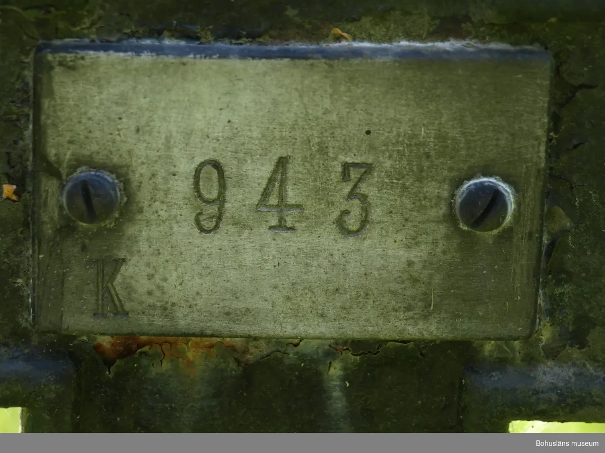 På begravningsplatsens järnkors finns en skylt med ett nummer och en bokstav, ”K” för kvinna, «M» för man. Foto: Bodil Andersson, Østfoldmuseene/Halden historiske Samlinger.