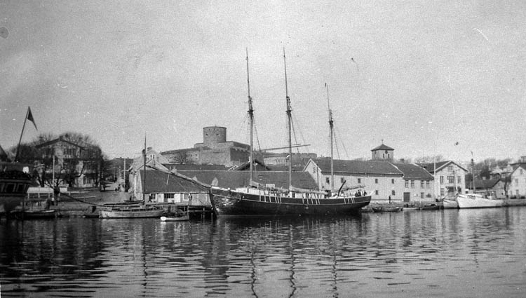 Tremastade slätskonaren Tärnan i Marstrands hamn 1929