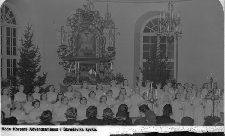 Enligt AB Flygtrafik Bengtsfors: "Skredsvik".
Enligt text på fotot: "Röda Korsets Adventsmässa i Skredsviks kyrka".