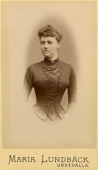 "Ellen Lönner, f. 1861. Dotter till stadsläkaren C. Lönner. Senare g.m. apotekaren K. A Karlsson", information på fotografiets baksida