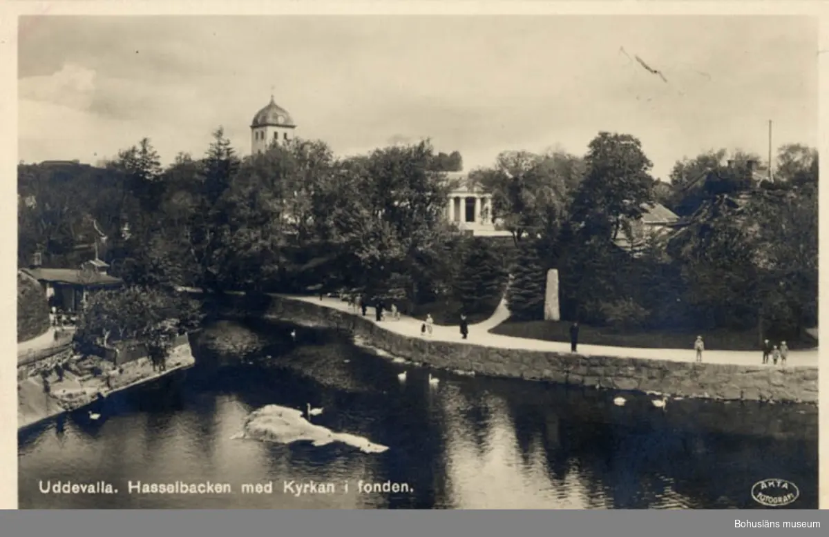 Tryckt text på bildens framsida: "Uddevalla. Hasselbacken med Kyrkan i fonden." 
Tryckt text på baksida: "E. Lundkvists Pappershandel, Uddevalla."