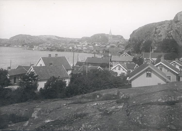Noterat på kortet: "FJÄLLBACKA".
"FOTO (C43) DAN SAMUELSON 1924. KÖPT AV DENS. DEC. 1958".
