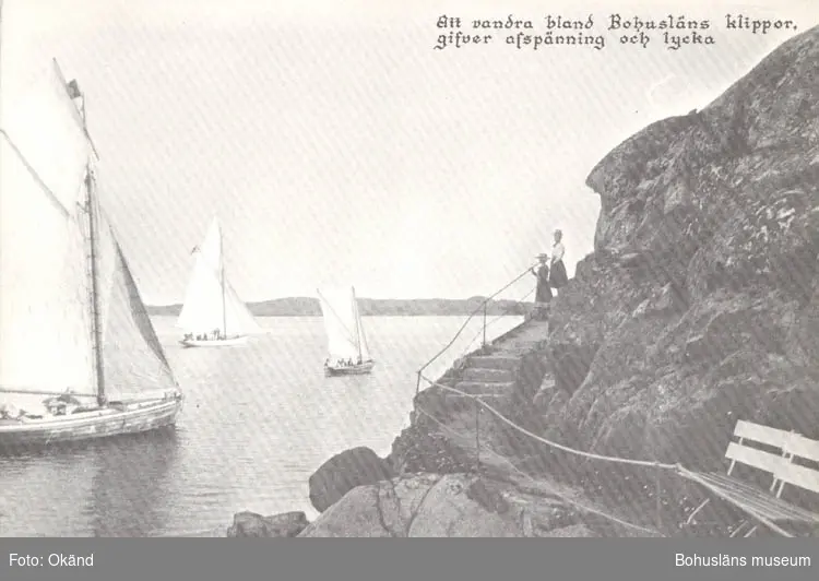 Tryckt text på kortet: "Att vandra bland Bohusläns klippor, gifver afspänning och lycka."
"Carla-Förlaget, Lysekil Tel. 0523/10919, 10320."
