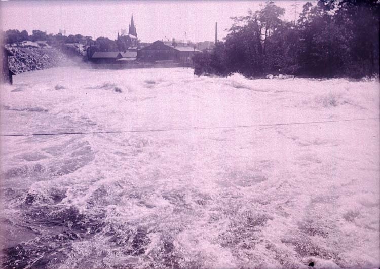 Trollhättefallen med karbidtillverkningsfabriken och Trollhättans kyrka, juni 1910