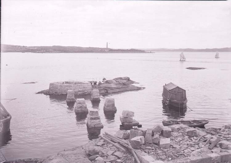 Enligt text som medföljde bilden: "Lysekil, Släggöbron. April, Maj 10".