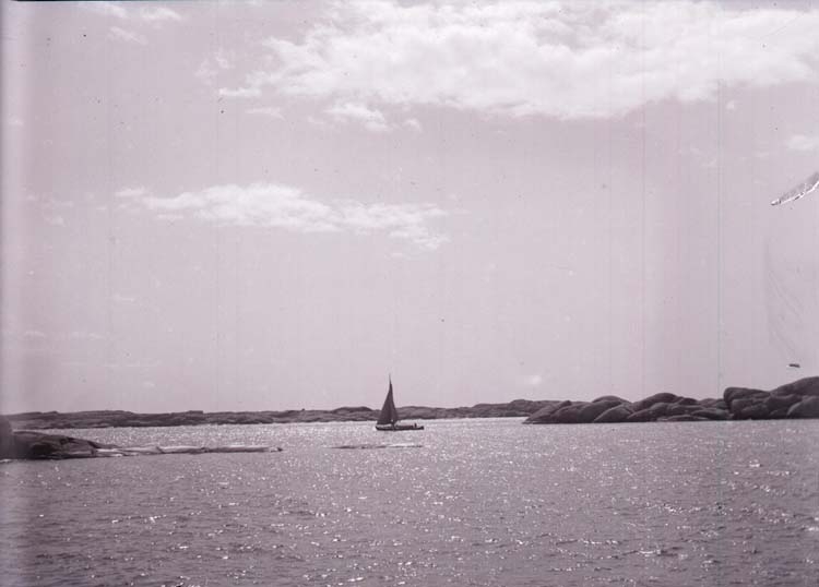 Enligt text som medföljde bilden: "Solsken vid Stångehufud (en båt) på middagen 27/4 1902, Lysekil."