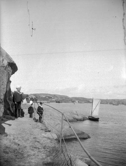 Enligt text som medföljde bilden: "Strandvägen Lysekil, Släggö, 3 sept 1899 
Hugo Hallgren".