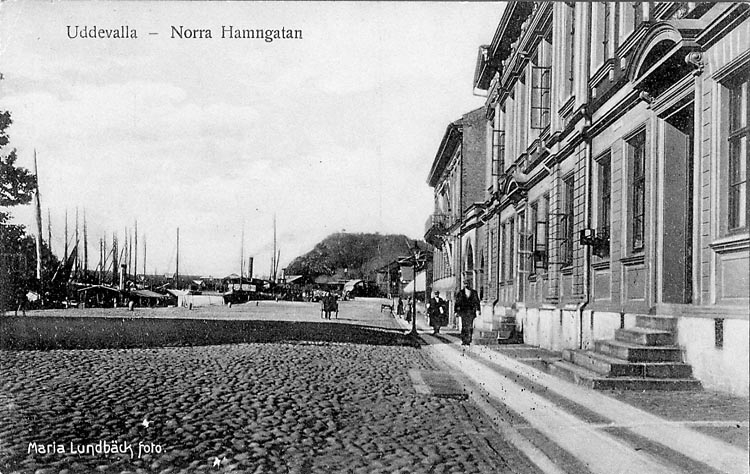 Tryckt text på vykortets framsida: "Uddevalla Norra Hamngatan".