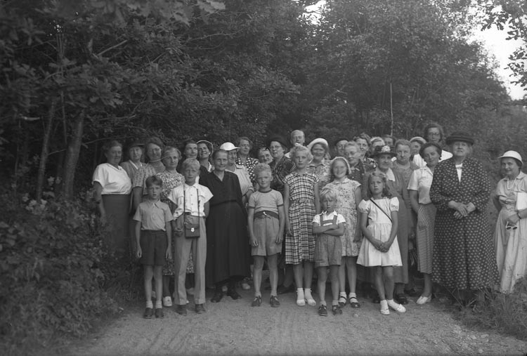 Enligt fotografens noteringar: "1953. Munkedals syförening från resan till Morlanda."