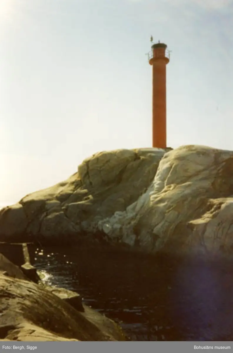 Enligt text på fotot: "Fyren Väderöbods fyrplats 1994".