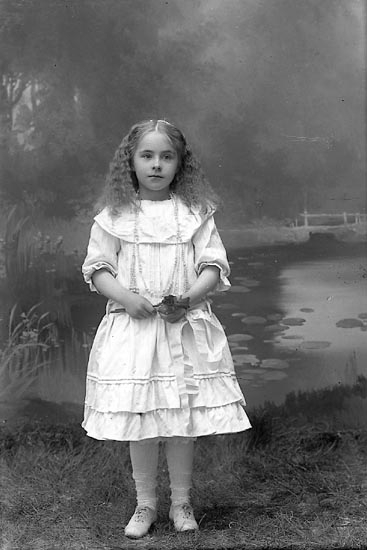 Enligt fotografens journal nr 1 1904-1908: "Tidholm, Anna Fr. Ranehög, Jörlanda".