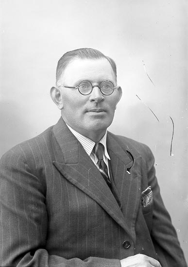 Enligt fotografens journal nr 7 1944-1950: "Olsson, Herr Magnus Stenungsund".