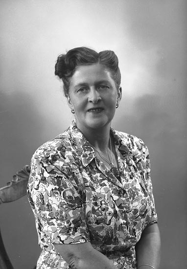 Enligt fotografens journal nr 7 1944-1950: "Hansson, Fru Strandnorum Stenungsund".