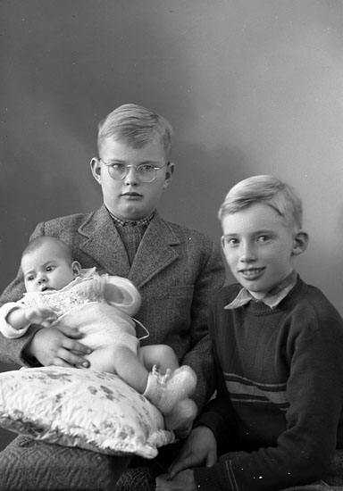 Enligt fotografens journal nr 7 1944-1950: "Eriksson, Per-Olof, Sten-Åke och Anna-Lena".