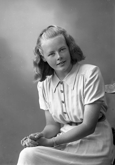 Enligt fotografens journal nr 7 1944-1950: "Johansson, Fröken Majlis Rossön Varekil".