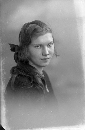 Enligt fotografens journal Lyckorna 1909-1918: "Johansson, Ellen Brattefors Ljungskile".
