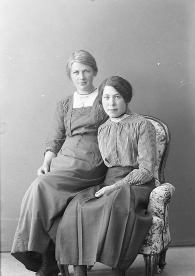 Enligt fotografens journal nr 3 1916-1917: "Larsson, Jenny Hullebäcken, Svenshögen".