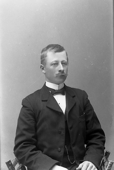 Enligt fotografens journal nr 1 1904-1908: "Enander, Rudolf Halleby Jörlanda".
