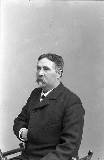Enligt fotografens journal nr 1 1904-1908: "Tidholm, Doktor O. Jörlanda".