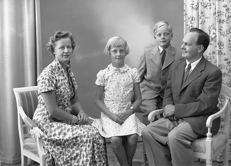 Enligt fotografens journal nr 8 1951-1957: "Embring, Byrådirektör m. familj Bromma".