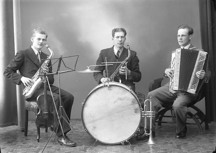 Enligt fotografens journal nr 6 1930-1943: "Karlsson, Herr Osborn Musik Stenungsund".
