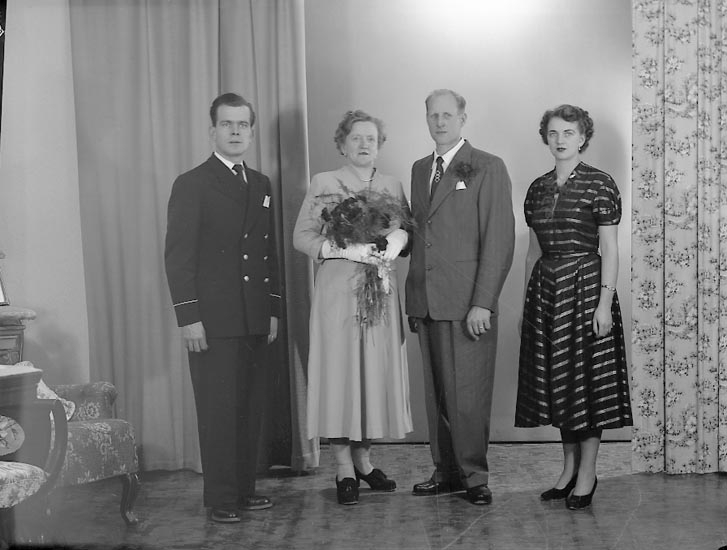 Enligt fotografens journal nr 8 1951-1957: "Johansson, Herr Knut, Övra Röra Spekeröd".