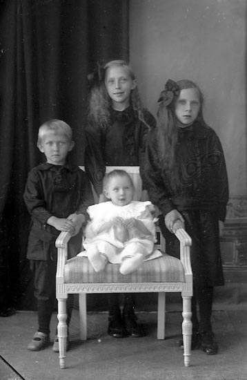 Enligt fotografens journal Lyckorna 1909-1918: "Stina Markusson Epidemisjukhuset Uddevalla".