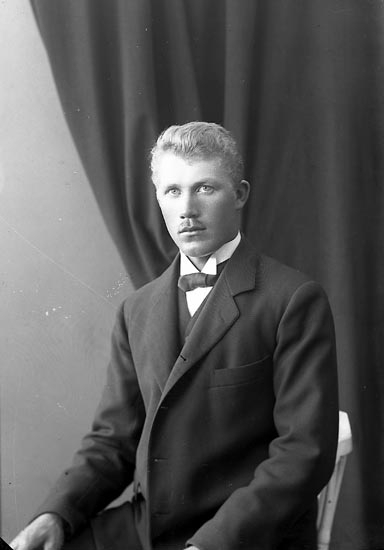 Enligt fotografens journal nr 4 1918-1922: "Olsson, Ivar Berg Wallen Jörlanda".