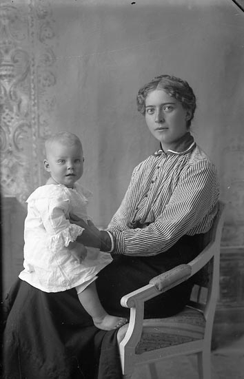Enligt fotografens journal Lyckorna 1909-1918: "Johansson, Anna Ljung, L-na".